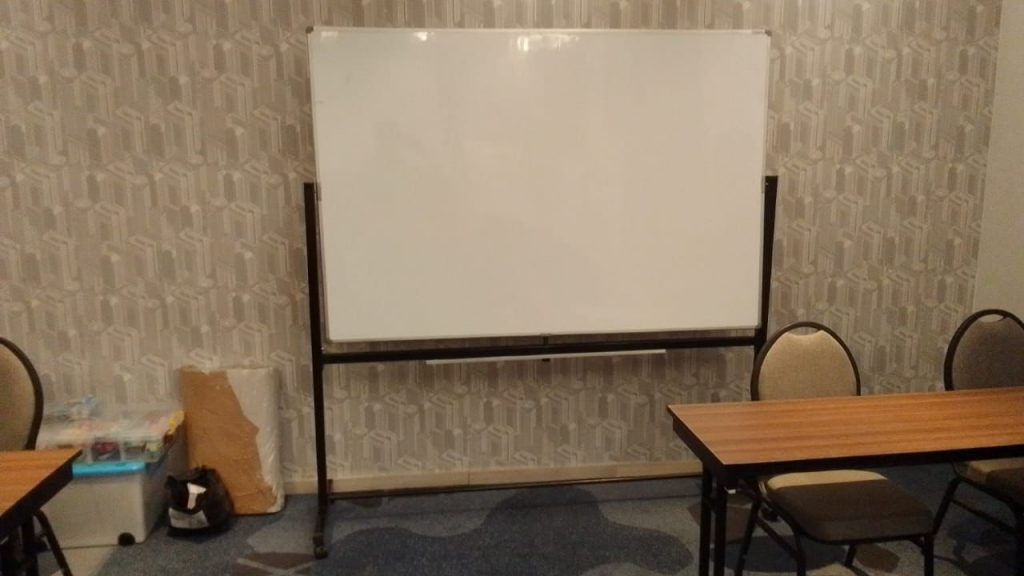SEWA Whiteboard di Batam, Rental papan tulis beroda.