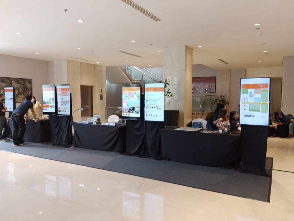 Layanan SEWA TV LED di PALEMBANG, posisi Vertikal / Portrait sebagai ganti poster.