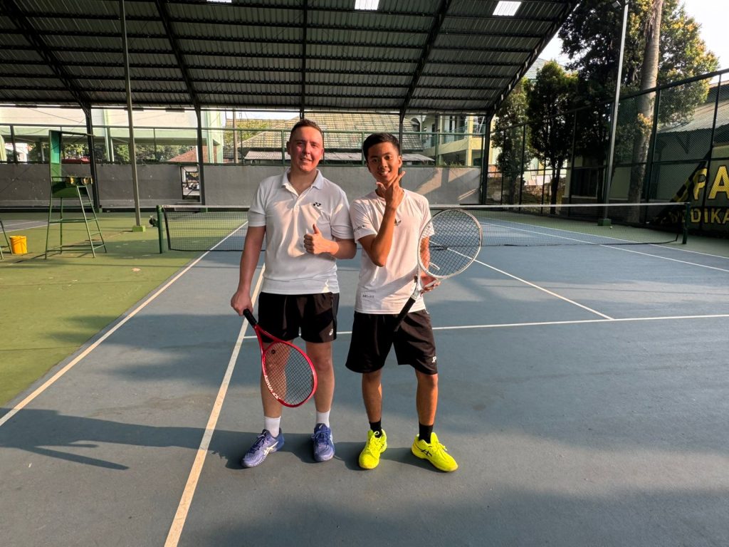 Lapangan Tenis Wiyata Zeni Air Mancur Bogor | Wiyata Zeni Tennis Court
Lawan Tanding Tenis, Hitting Partner Bule...