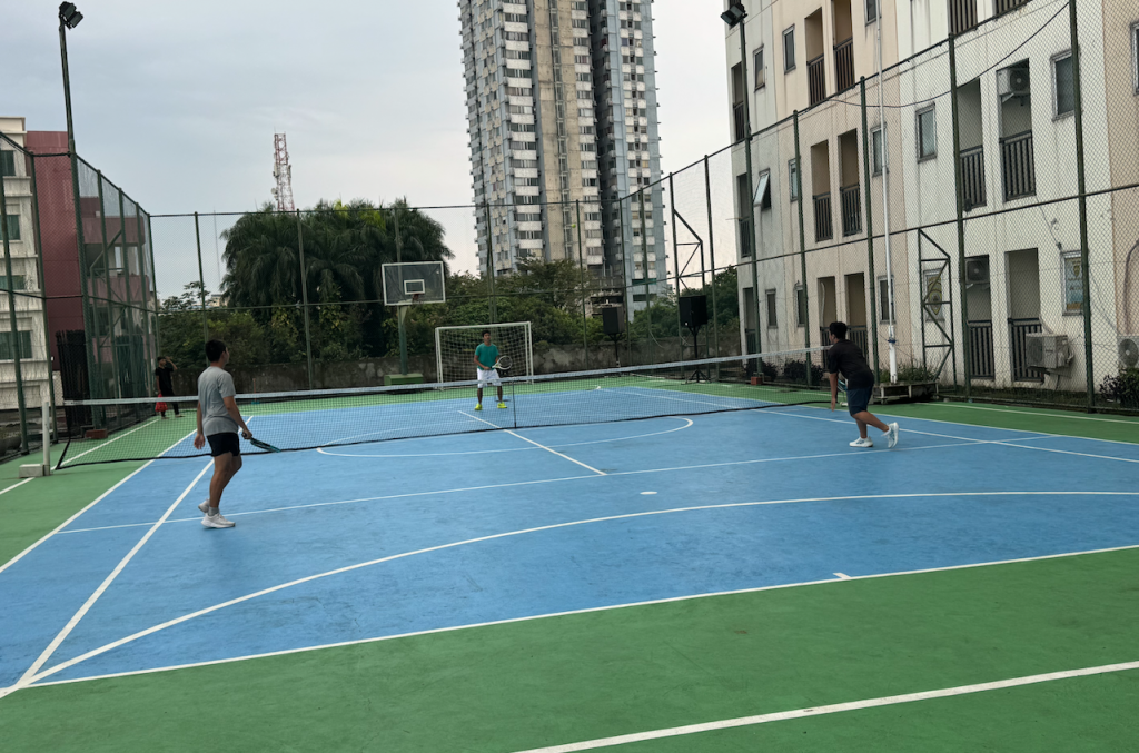 Kursus Tenis, Coaching Tennis panggilan guru, Pelatih Tenis di Lapangan Tenis Apartemen ZamZam Towers Depok Bogor